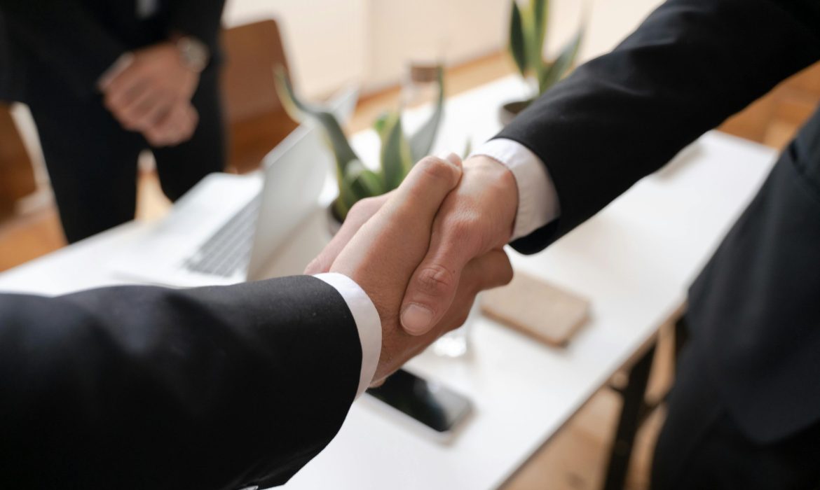 Teknik Closing Deal dengan Buyer Internasional: Dari Negosiasi Hingga Kontrak