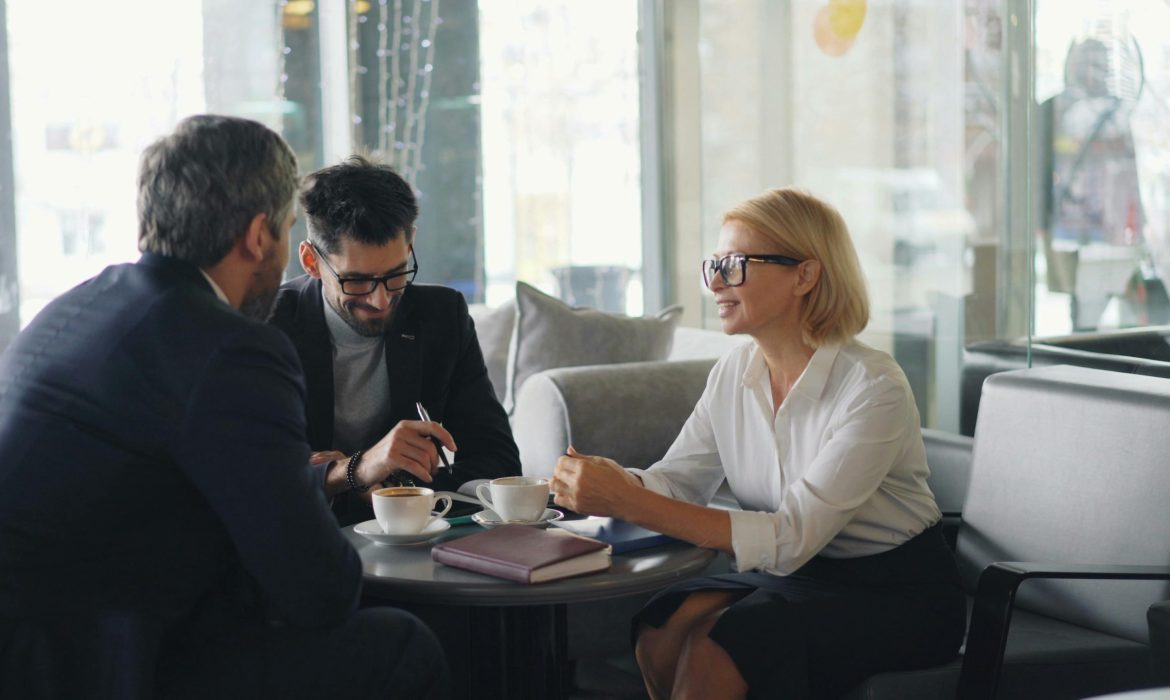 Urus Ekspor Impor Sendiri atau Pakai Jasa Konsultan? Ini Perbandingan Jujurnya