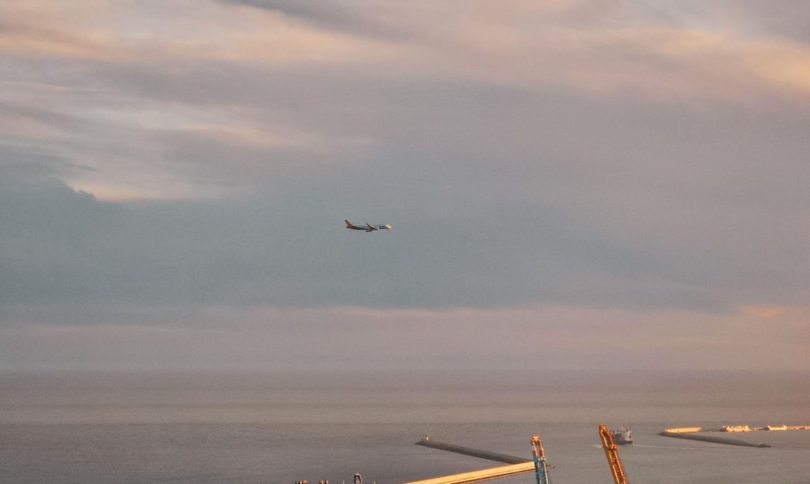 Bedanya Air Freight dan Sea Freight: Mana yang Cocok untuk Kiriman Kamu?