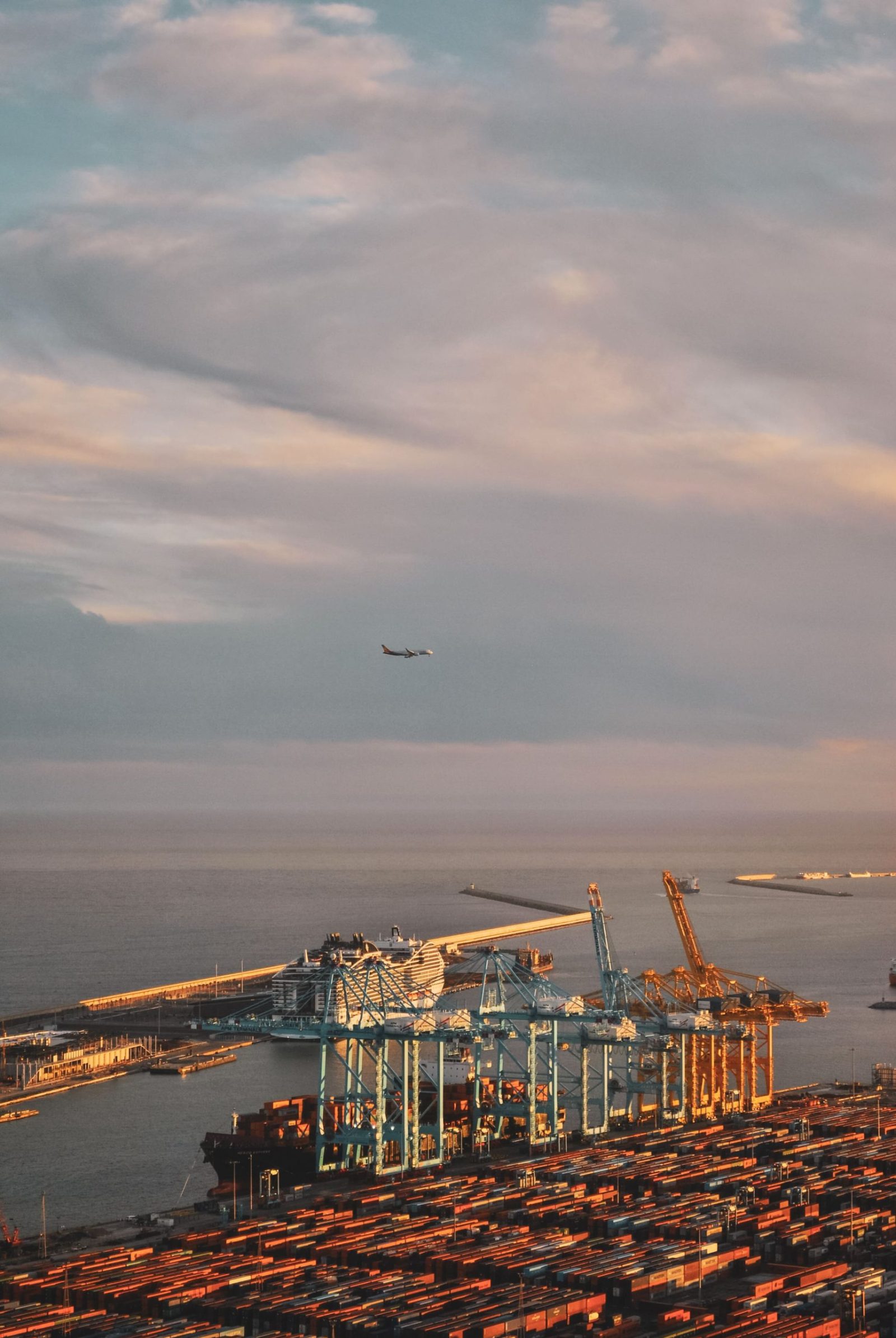 Bedanya Air Freight dan Sea Freight: Mana yang Cocok untuk Kiriman Kamu?