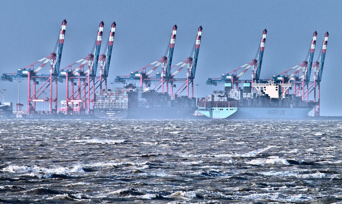 Badai di pelabuhan kontainer — risiko yang ditanggung asuransi kargo