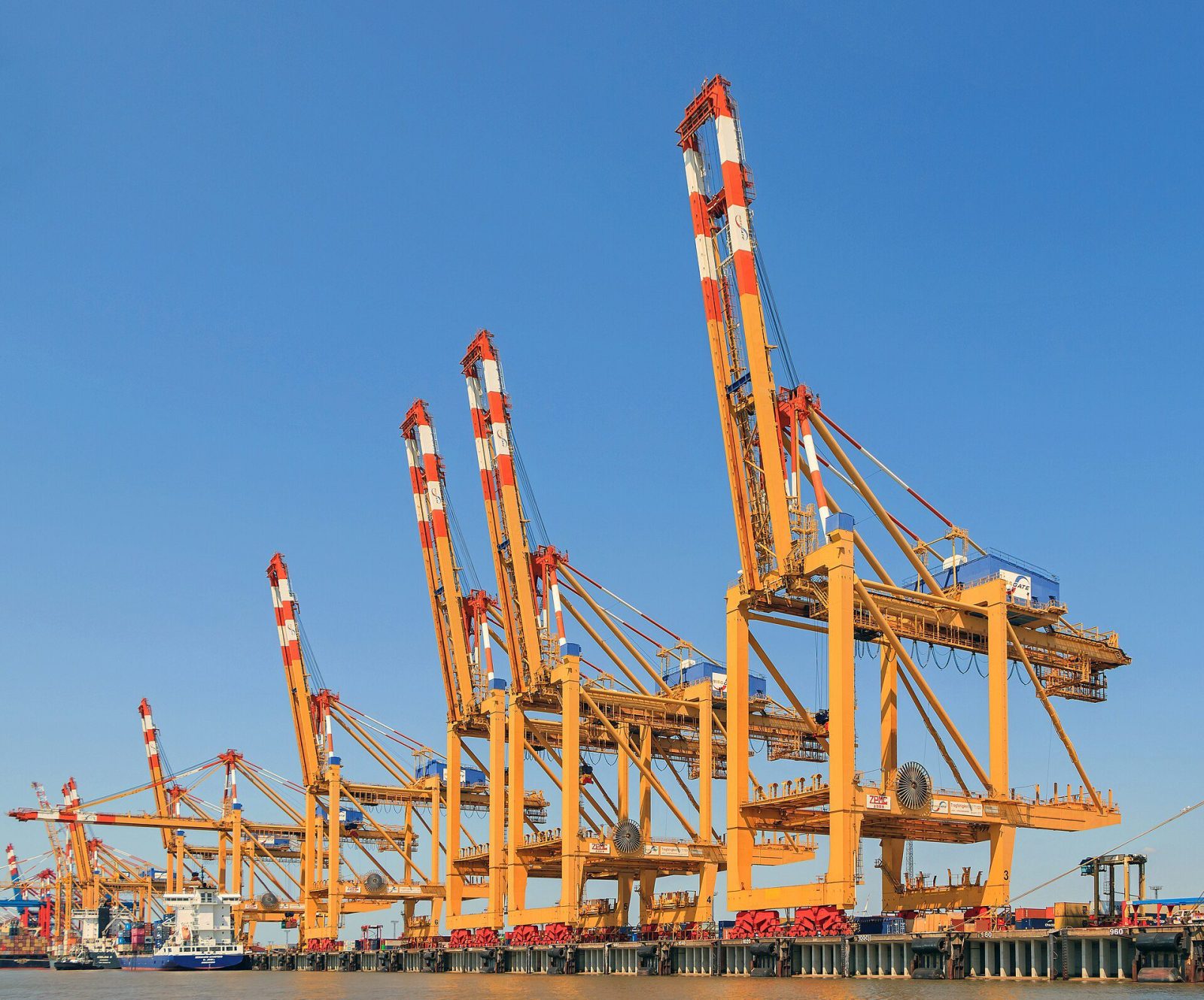 Terminal kontainer di pelabuhan tempat proses customs clearance