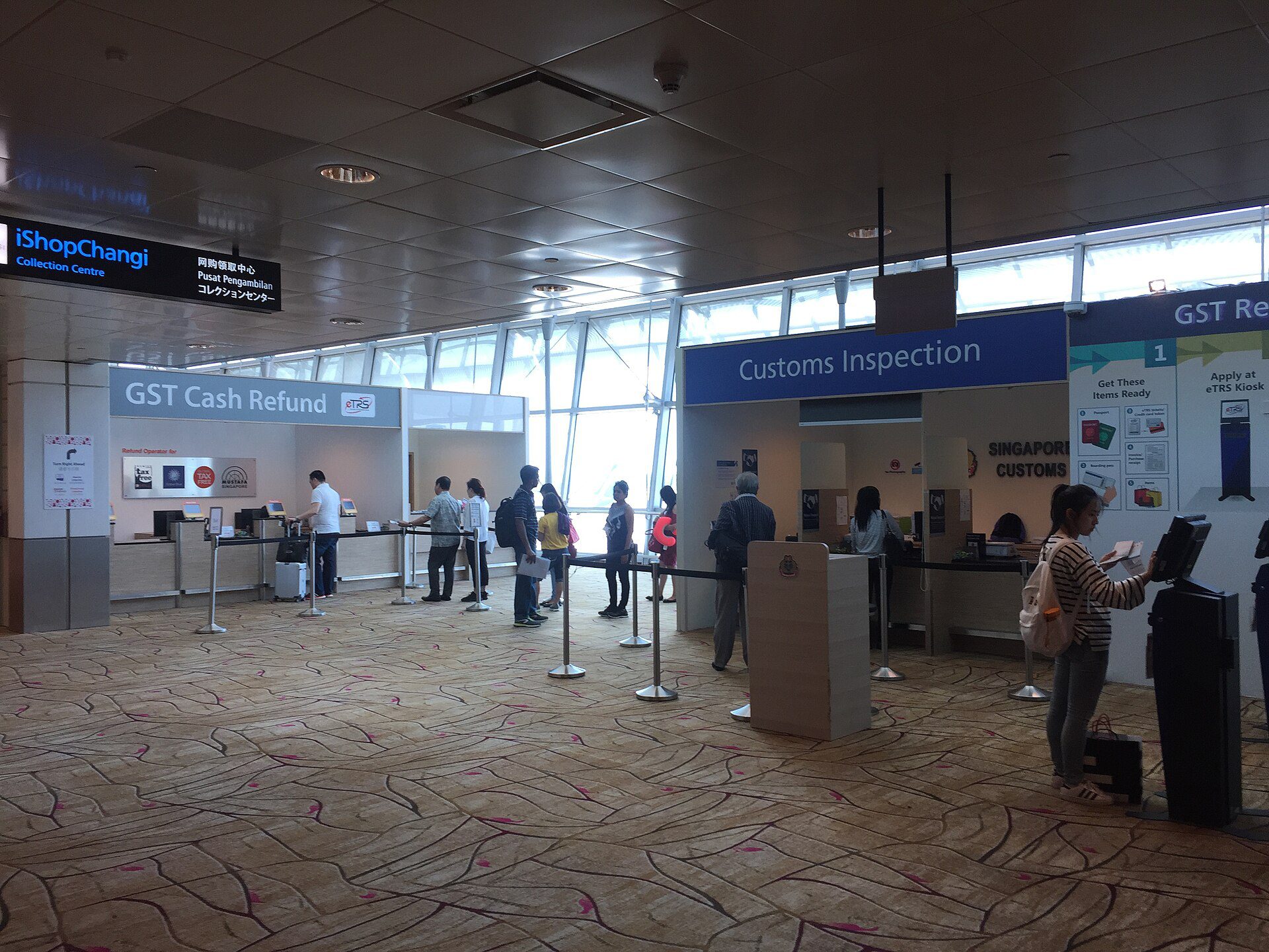 Area pemeriksaan barang bawaan penumpang oleh petugas bea cukai di bandara