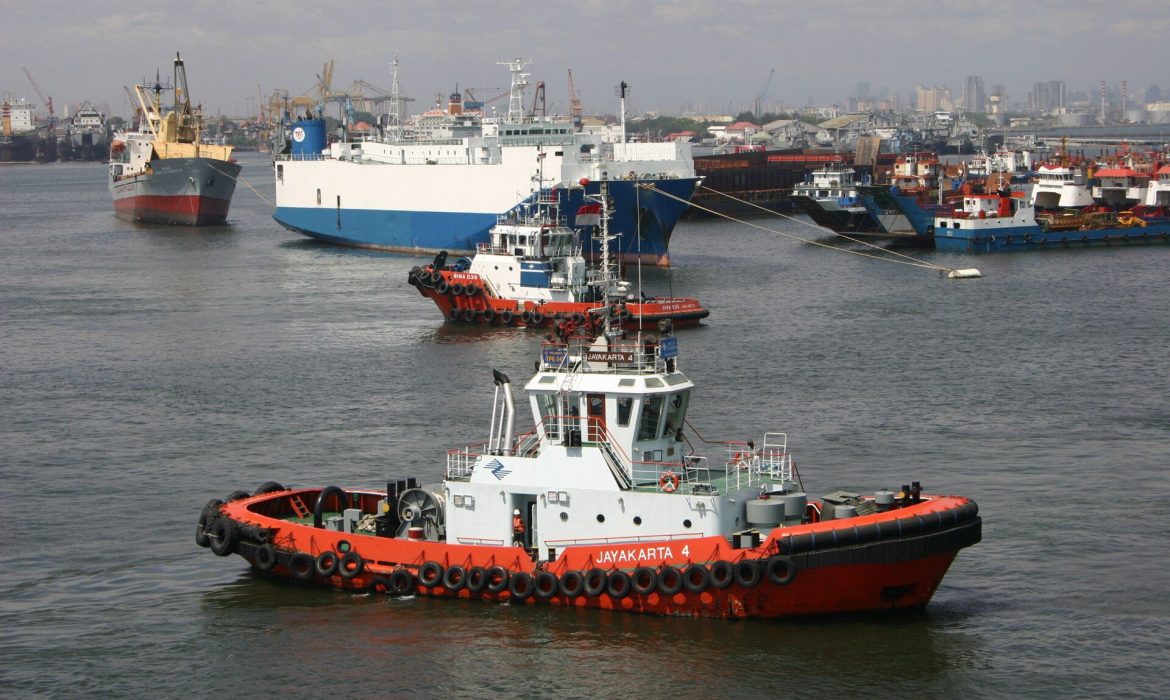 Kapal kontainer di Pelabuhan Tanjung Priok Jakarta — pusat ekspor impor Indonesia