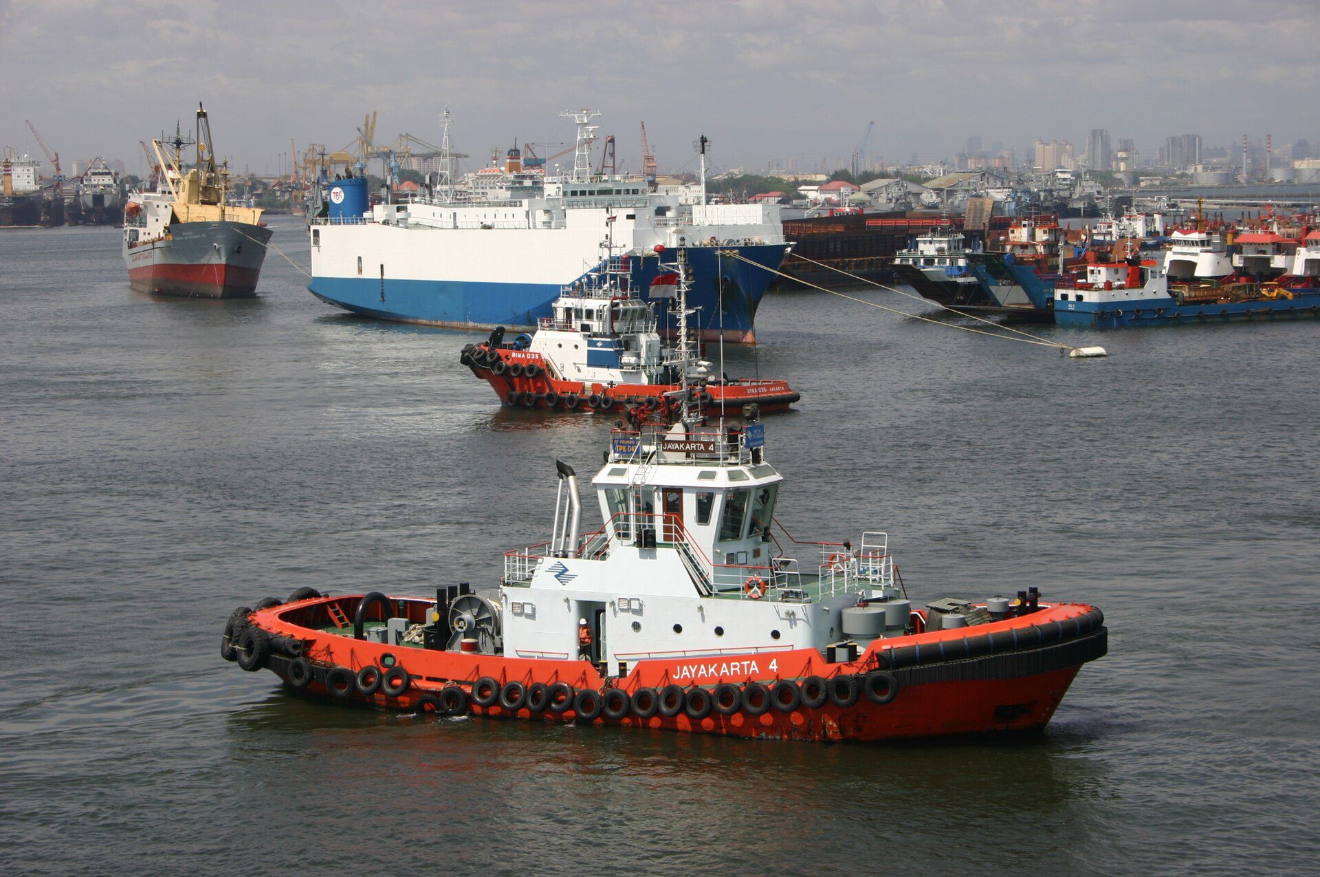 Kapal kontainer di Pelabuhan Tanjung Priok Jakarta — pusat ekspor impor Indonesia