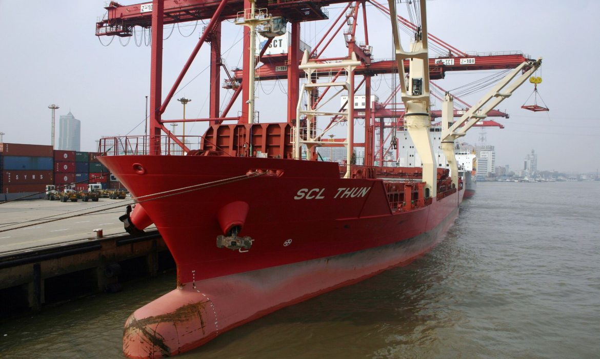 Kapal kontainer di pelabuhan Shanghai China untuk rute impor ke Jakarta