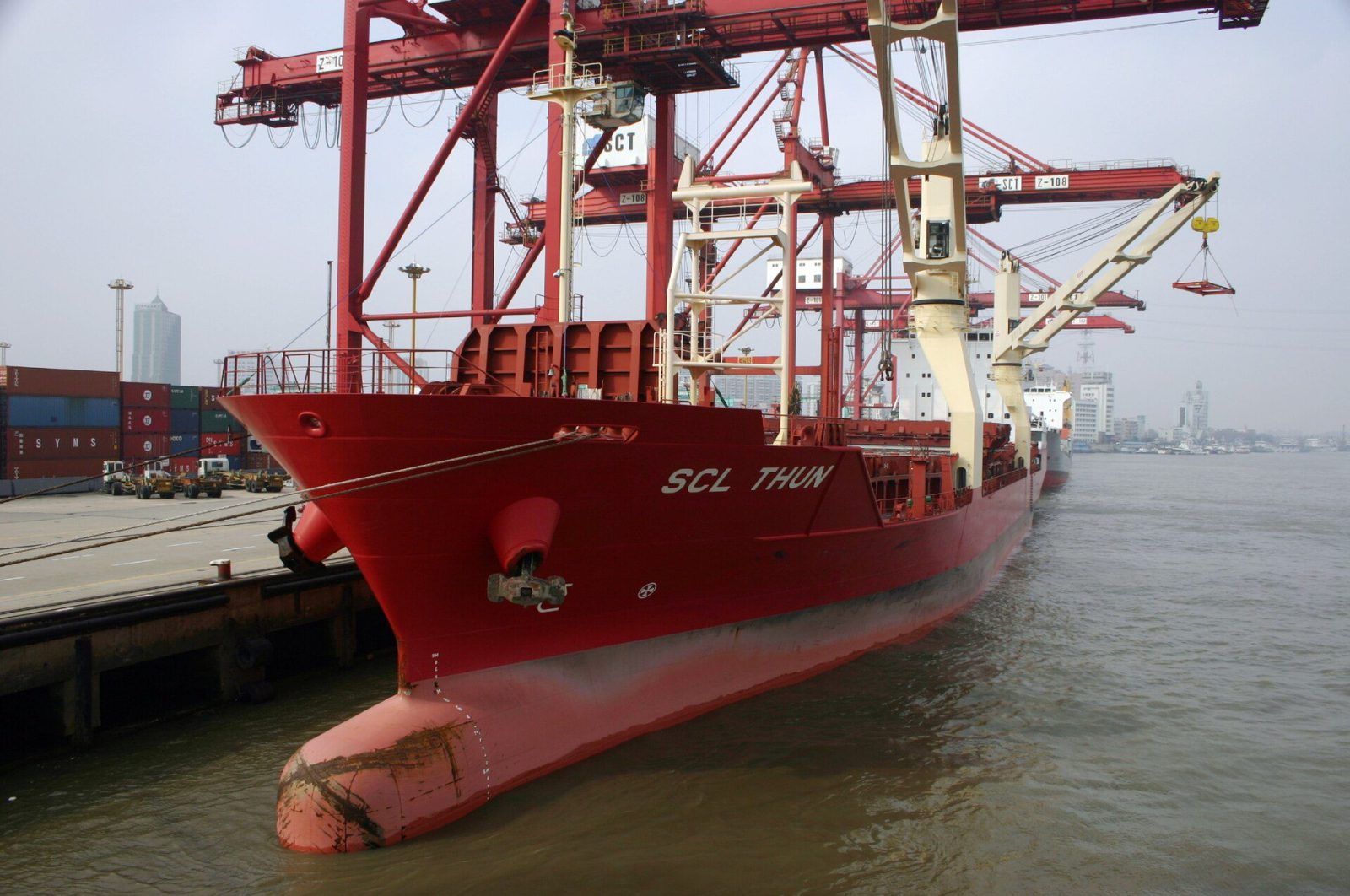 Kapal kontainer di pelabuhan Shanghai China untuk rute impor ke Jakarta