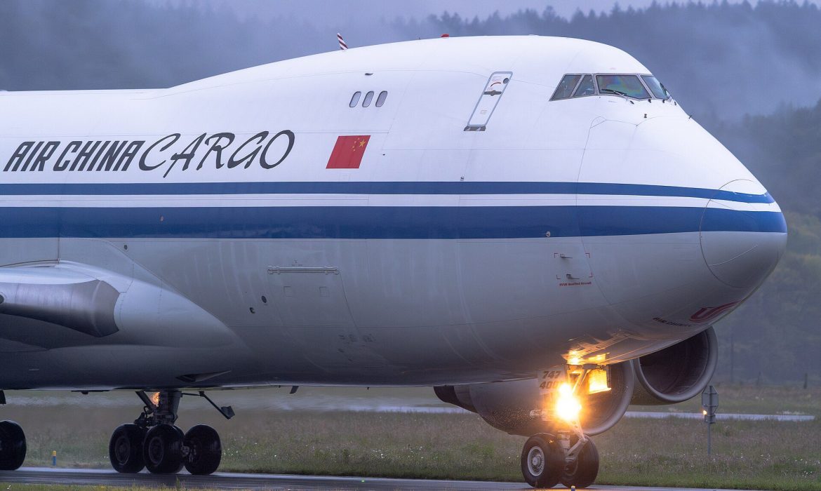 Pesawat kargo Boeing 747 di bandara