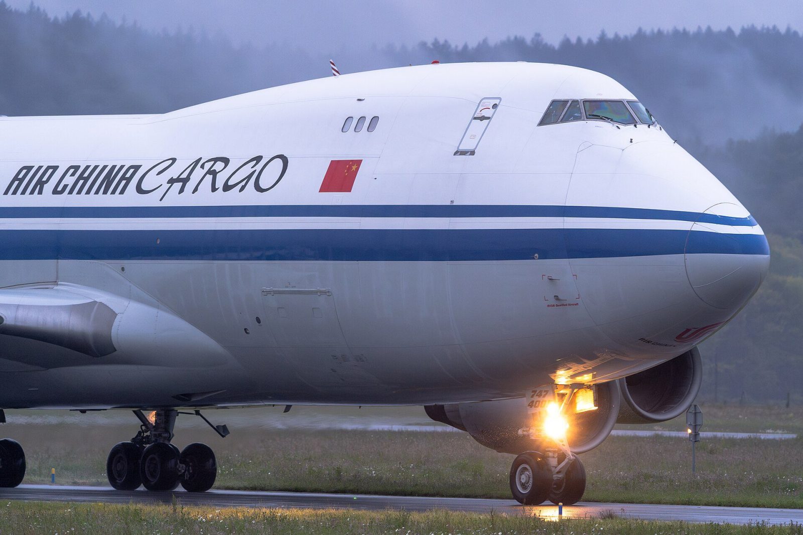 Pesawat kargo Boeing 747 di bandara