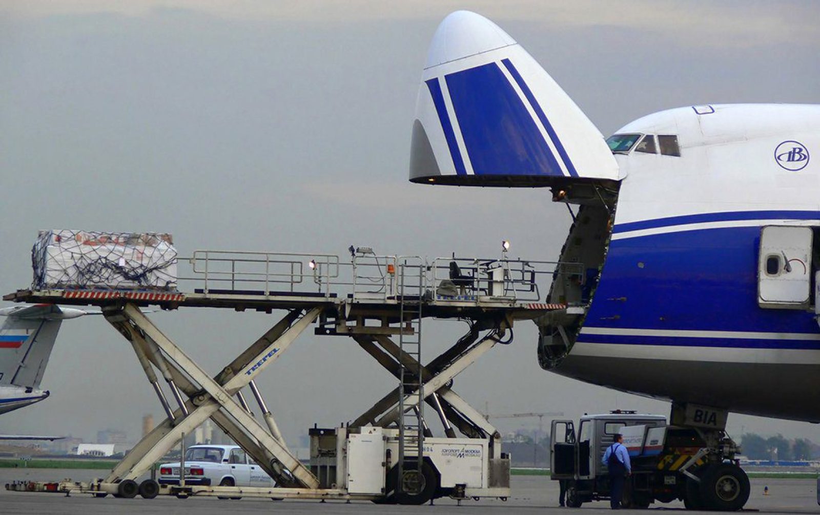 Pesawat kargo sedang dimuat untuk pengiriman air freight