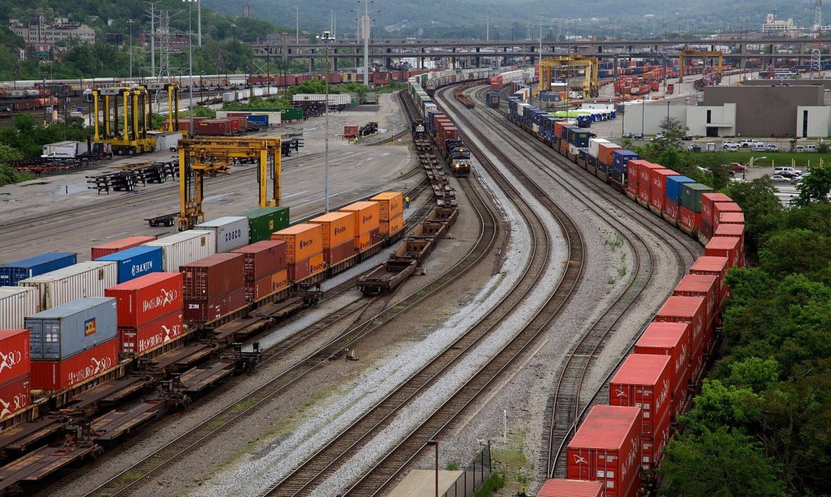 perbedaan demurrage dan detention — ilustrasi artikel Januardi Logistik
